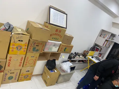 封箱完成的紙箱沿牆堆放