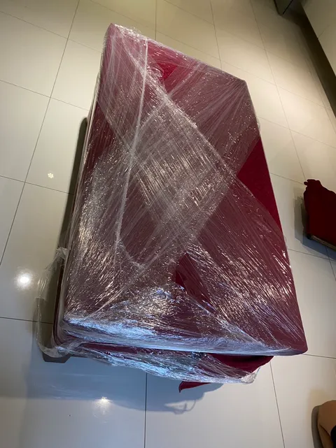深紅色桌子包上透明膠膜防刮