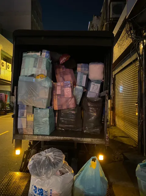 夜間在路邊把貨物裝上貨車