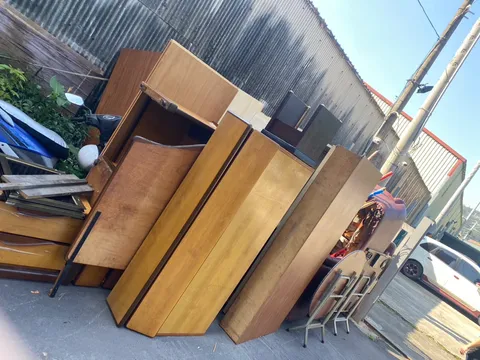 要清運的廢棄木製家具堆在路旁